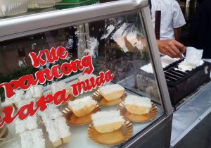kuliner kaki lima khas Betawi, Kue Pancong