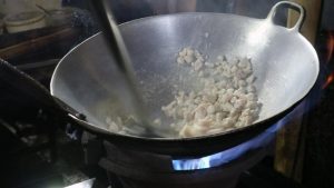kuliner kaki lima enak di bandung, proses pembuatan nasi goreng si gobing