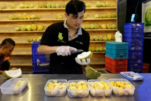 tempat makan 24 jam di Kota Medan, Proses mengupas durian dan tempat memilih durian
