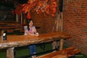 cafe Instagramable di Medan, Meja dan kursi yang terbuat dari kayu solid