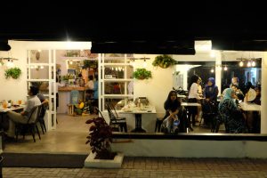 cafe Instagramable di Medan, suasana di depan Kito Art Cafe