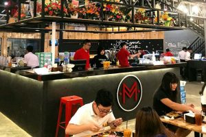 cafe Instagramable di Medan, Suasana makan di Warung Mevvah