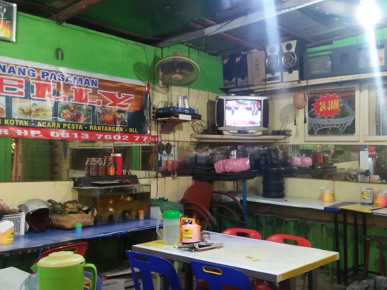 4 RM Uni Elly rumah makan sederhamna yang buka 24  jam  